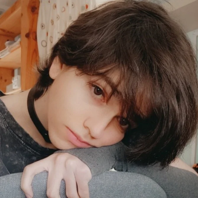 Abelia OnlyFans creator with brunette hair