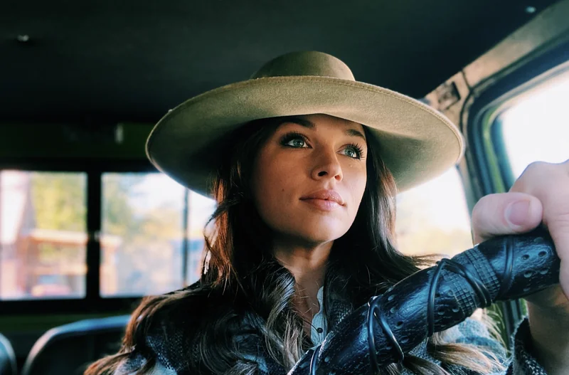 Ad OnlyFans creator with casual lifestyle content