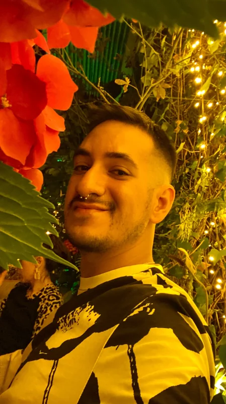 Alesinx OnlyFans creator with exclusive content