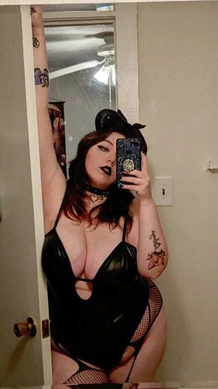 Alex OnlyFans Profile Alex OnlyFans profile with curvy tattooed beauty