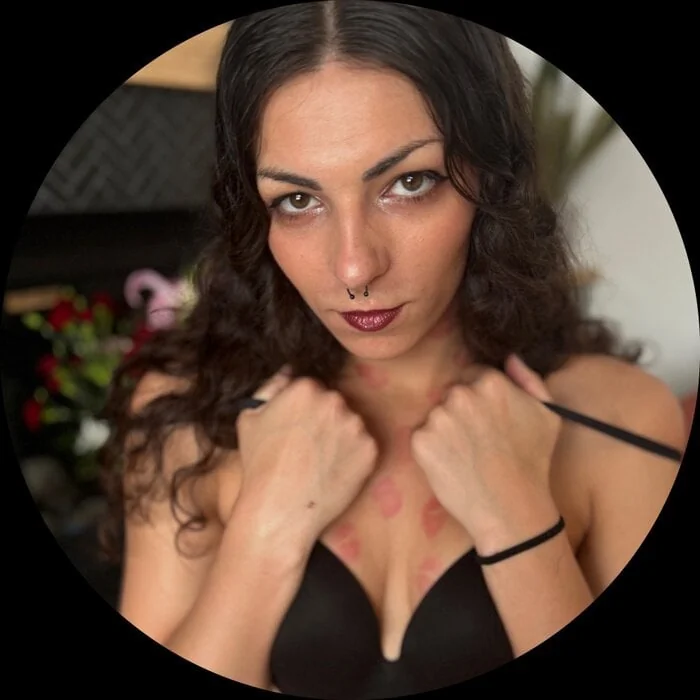 Alicenw0ndrland on OnlyFans Alicenw0ndrland OnlyFans brunette pierced beauty