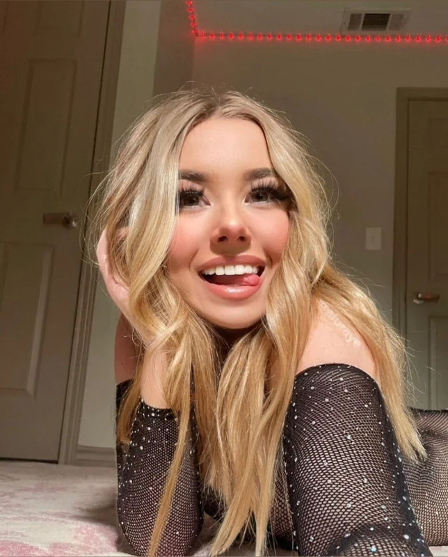 Ally ;) OnlyFans creator showcasing solo content