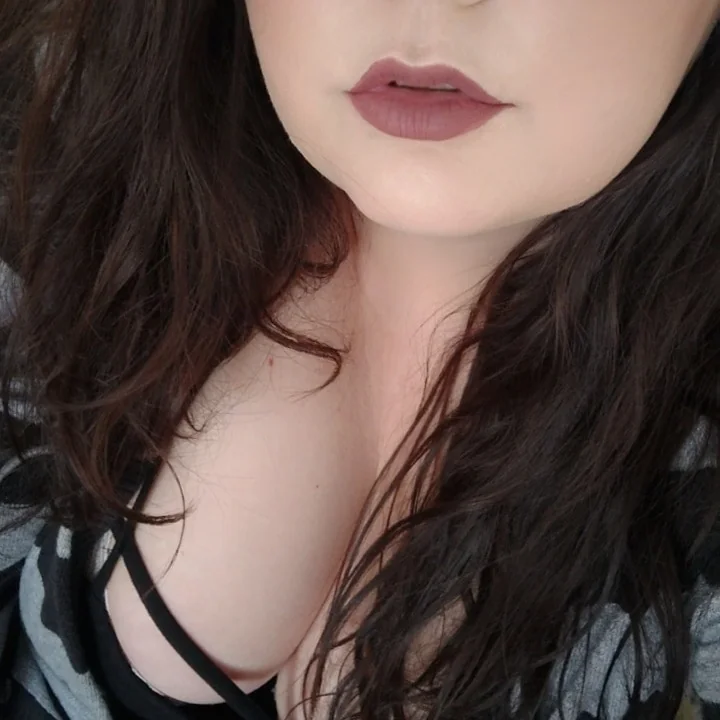 Alurra OnlyFans creator showcasing her curvy figure