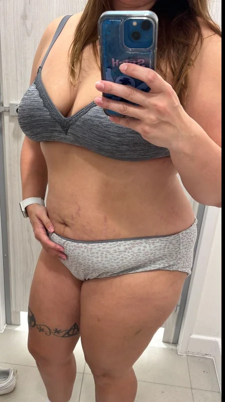 Amber92x OnlyFans Creator Amber92x on OnlyFans showcasing her MILF body