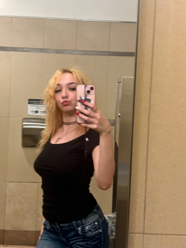 Rose OnlyFans petite creator with pink theme.