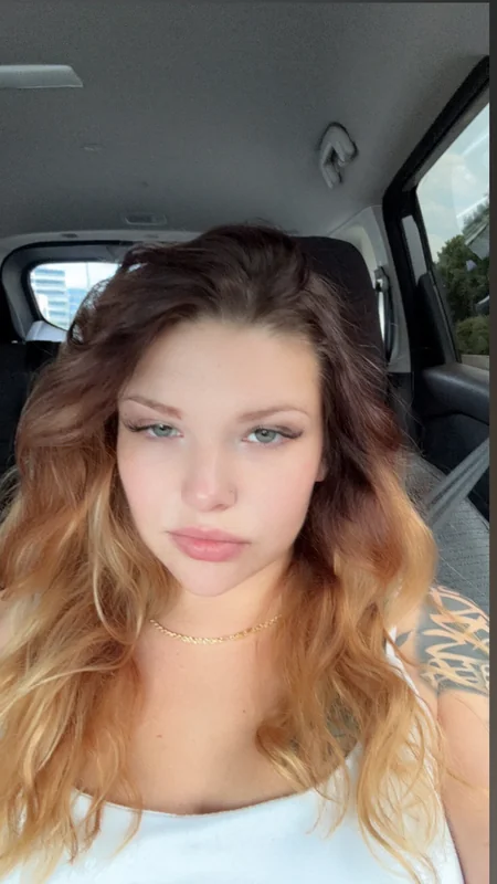 Andi OnlyFans creator with a curvy figure