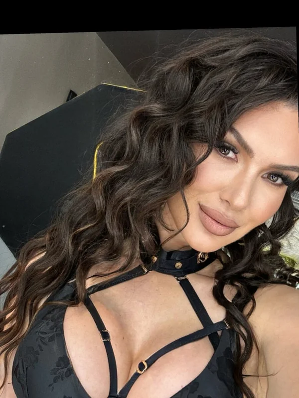 Andreakuoni Official OnlyFans Creator Andreakuoni OnlyFans brunette beauty