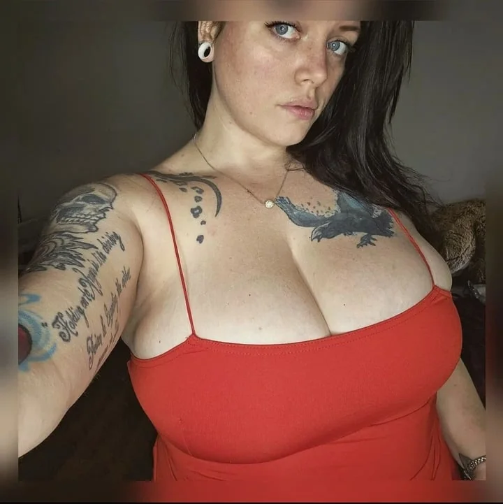 Applesaucebbyy OnlyFans Creator Applesaucebbyy OnlyFans profile with tattooed beauty