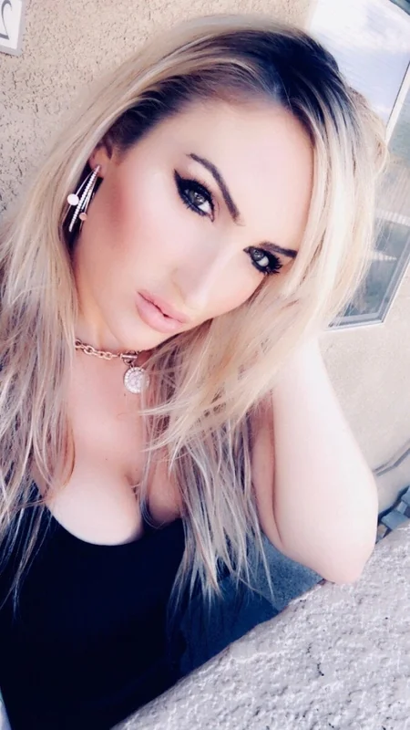 Arianaamorexo OnlyFans Creator Arianaamorexo OnlyFans glamorous blonde creator