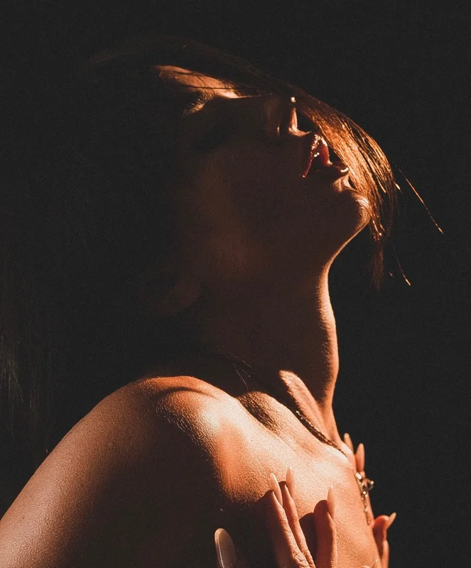 Arte Jones OnlyFans brunette model