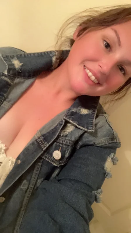 Aryn Rose OnlyFans plus size stoner girl