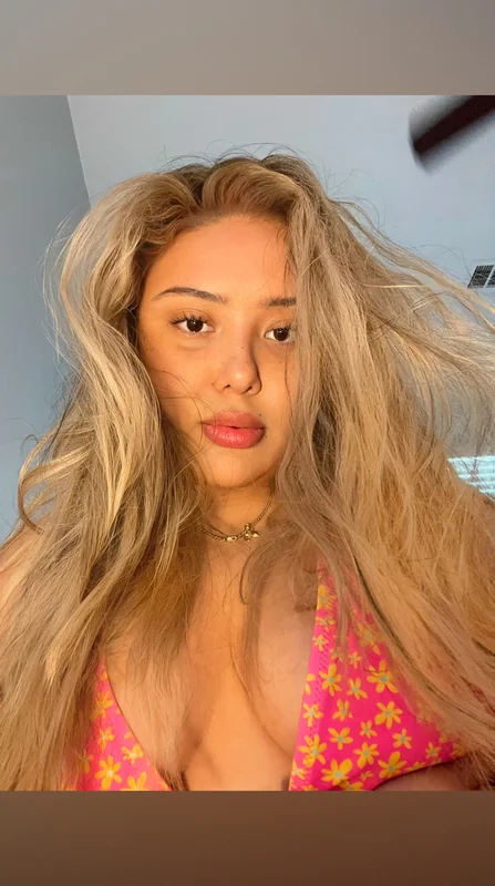 Ashlikesramen OnlyFans creator with exclusive content