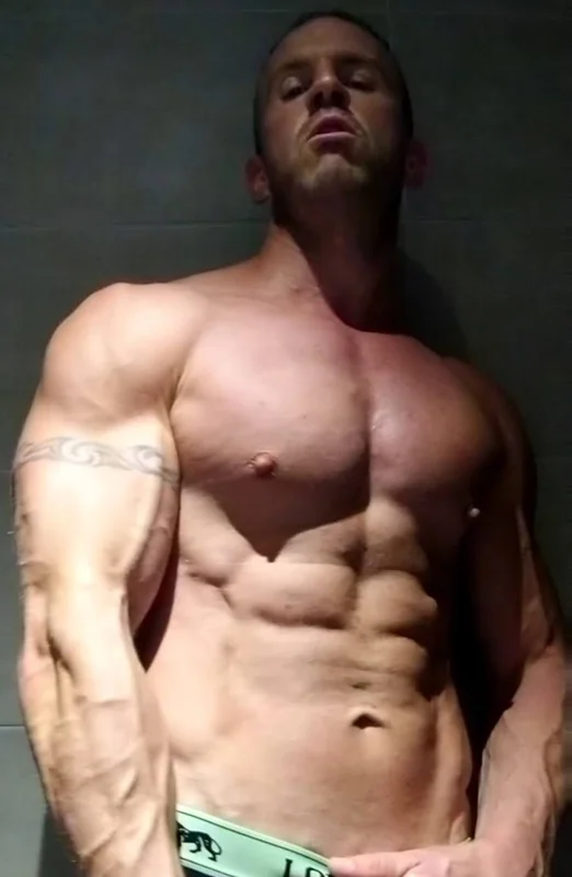 Awakevin122 OnlyFans Profile Awakevin122 OnlyFans bodybuilder with muscle flexing