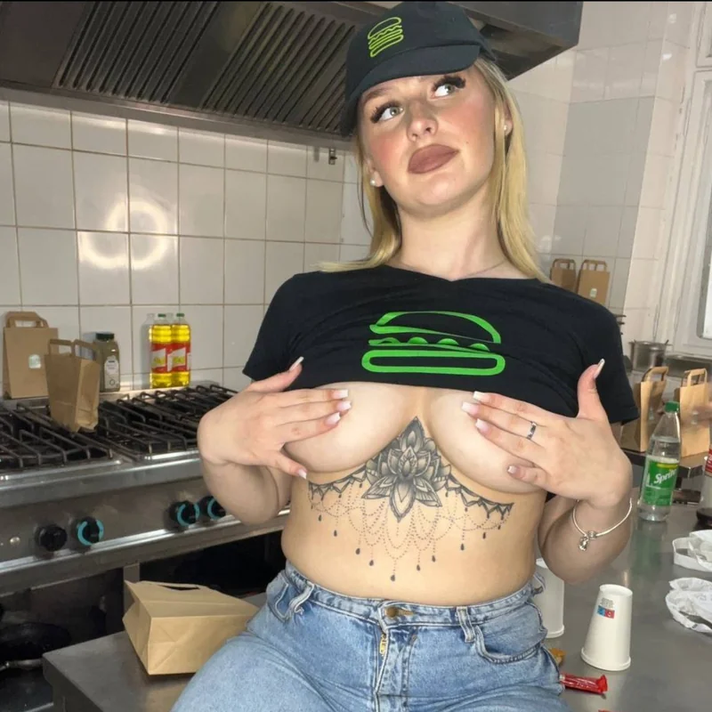 Lilly OnlyFans tattooed blonde beauty