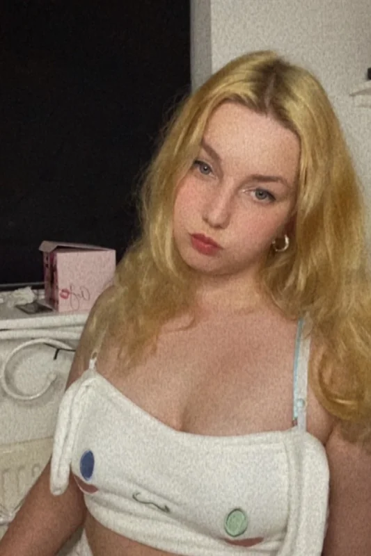 Peach OnlyFans petite British gamer girl