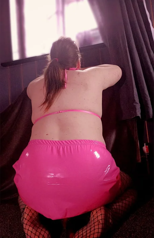 Bbbottom98 OnlyFans profile exploring gender expression