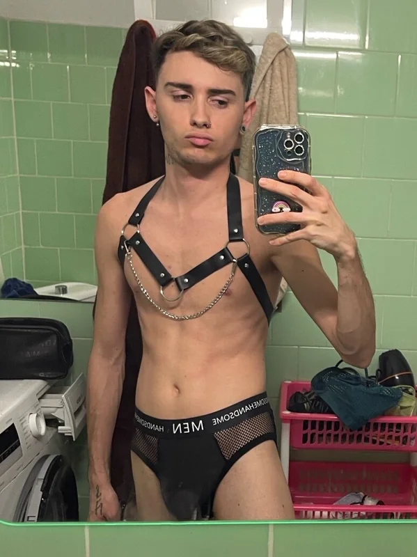 RAY OnlyFans Spanish creator with exclusive content
