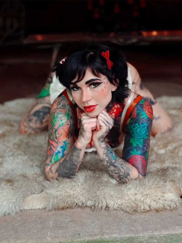 Bee OnlyFans profile with tattooed appearance