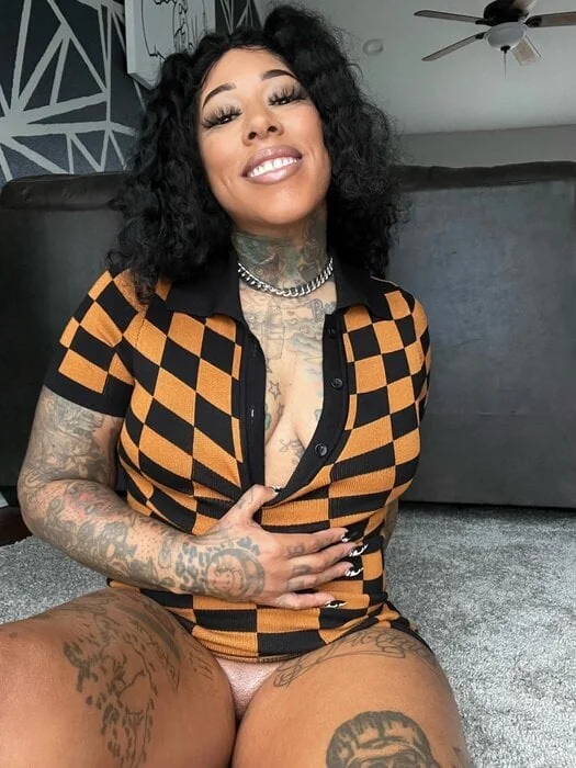 Bigggkrys Official OnlyFans Profile Bigggkrys OnlyFans curvy tattooed creator