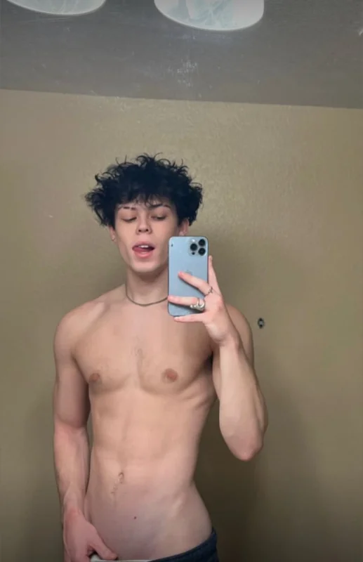 Blazegray OnlyFans Profile Blazegray OnlyFans Athletic Male Creator