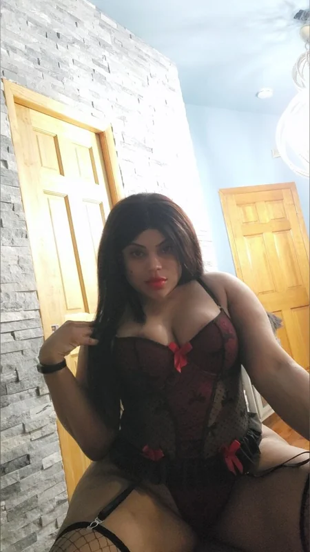 Brendafrias19 OnlyFans creator with curvy figure