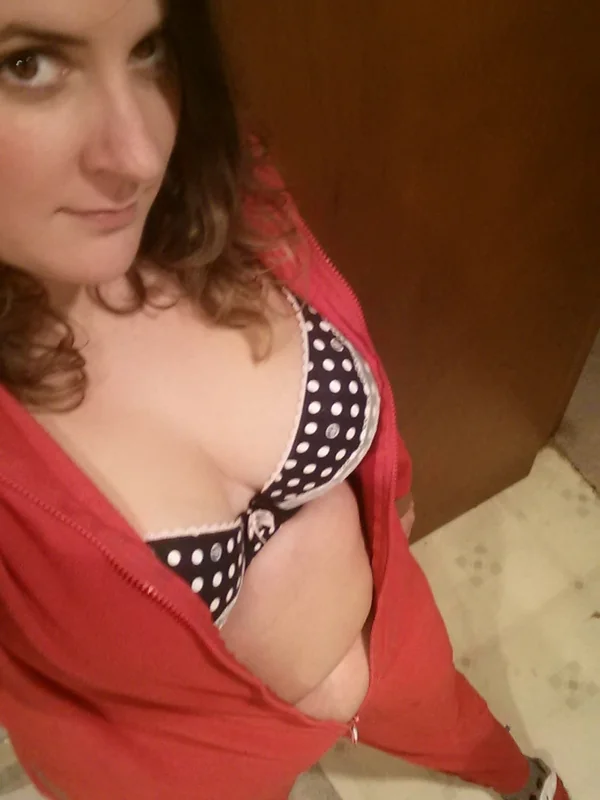 a OnlyFans creator with a body positive vibe