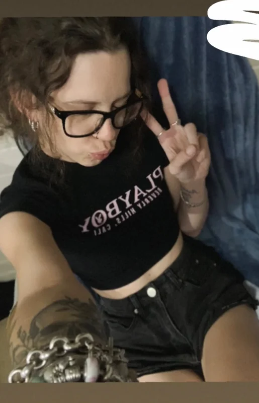 Chickiwithglasses OnlyFans profile