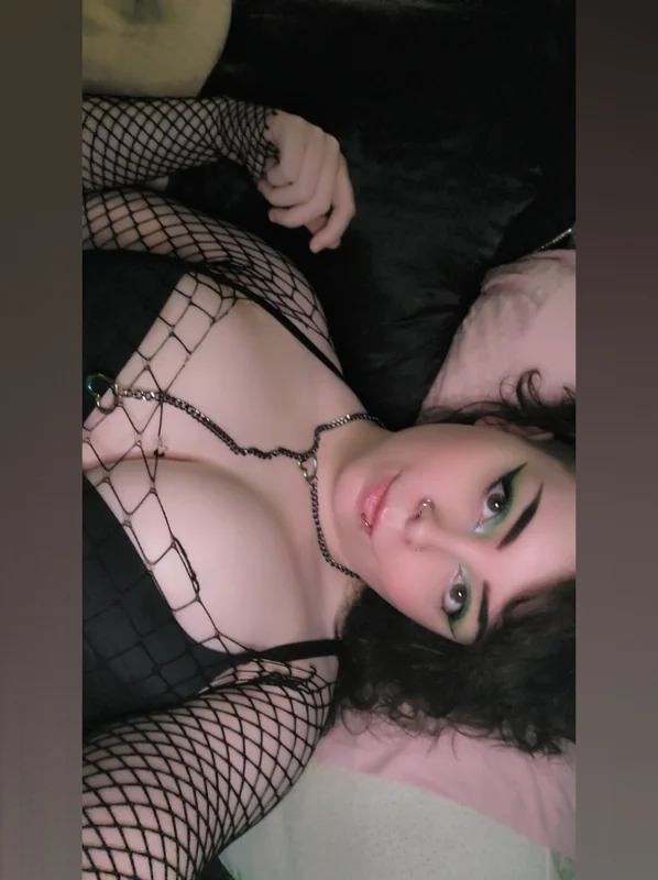 GothmommyUwU OnlyFans all natural goth girlfriend