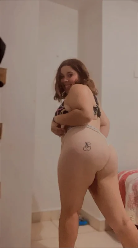 Ale Saenz OnlyFans creator with enticing content