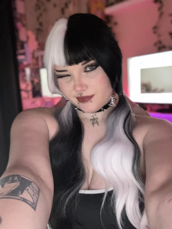 Evelyn OnlyFans creator with exclusive content