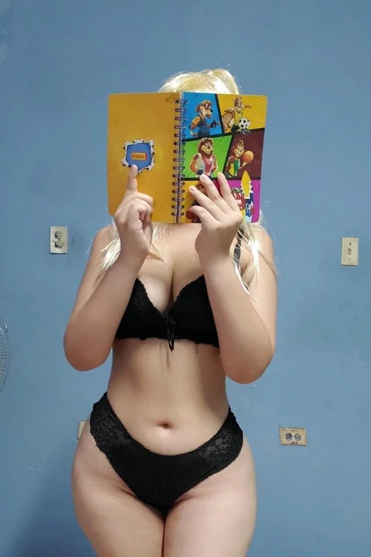Dayanna Mai OnlyFans blonde curvy creator