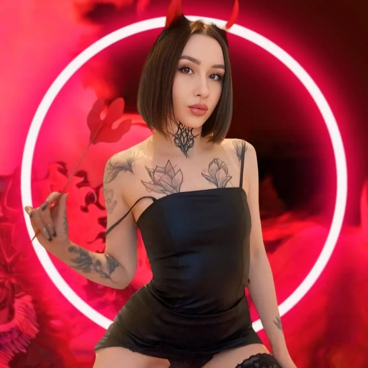 Devil Wave😈 OnlyFans tattooed brunette creator
