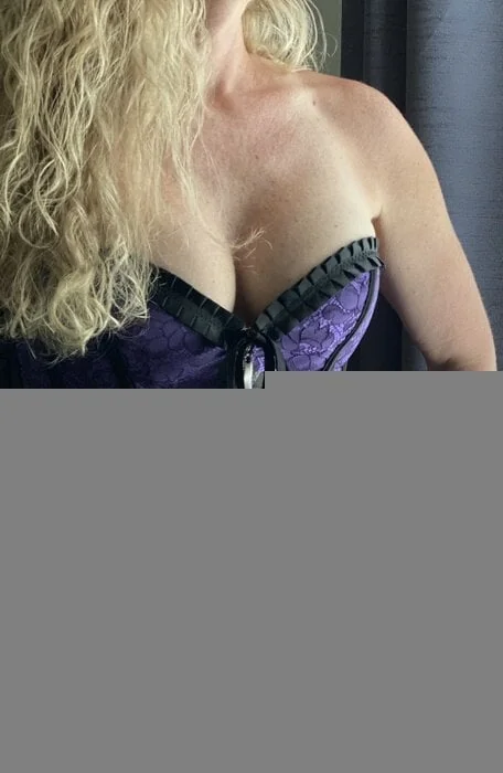 Amber H OnlyFans creator showcasing her petite MILF body