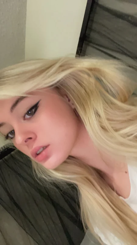 Dixiewillowxxx OnlyFans blonde creator