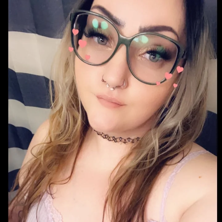 Dontgeektoohard OnlyFans chunky goth girl