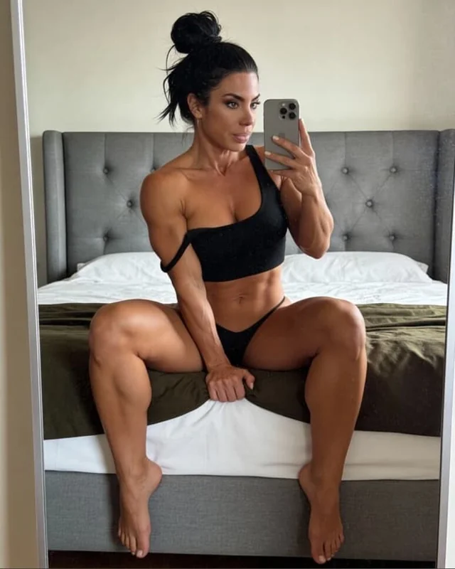 Elena Fox Muscle Mommy Fitness Model - OnlyFans Creator Profile Picture
