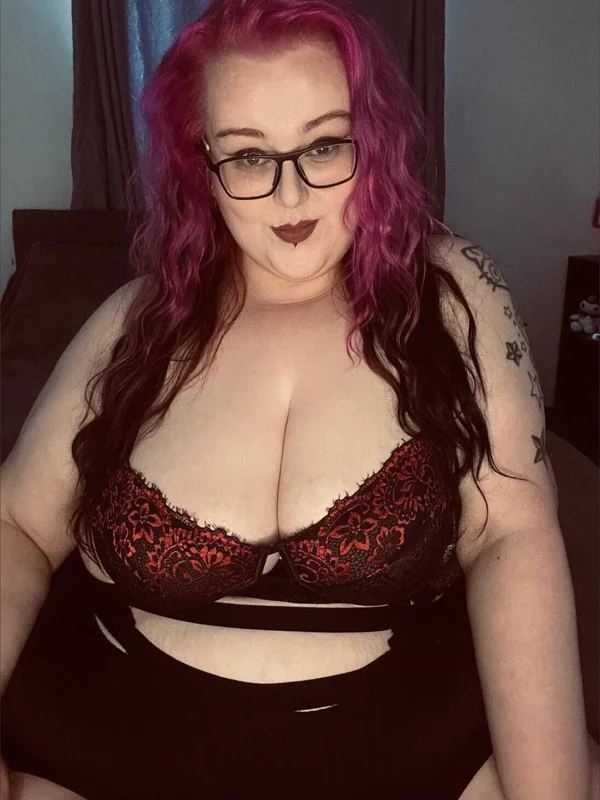 Ellebb OnlyFans Profile Ellebb OnlyFans Amazonian BBW temptress