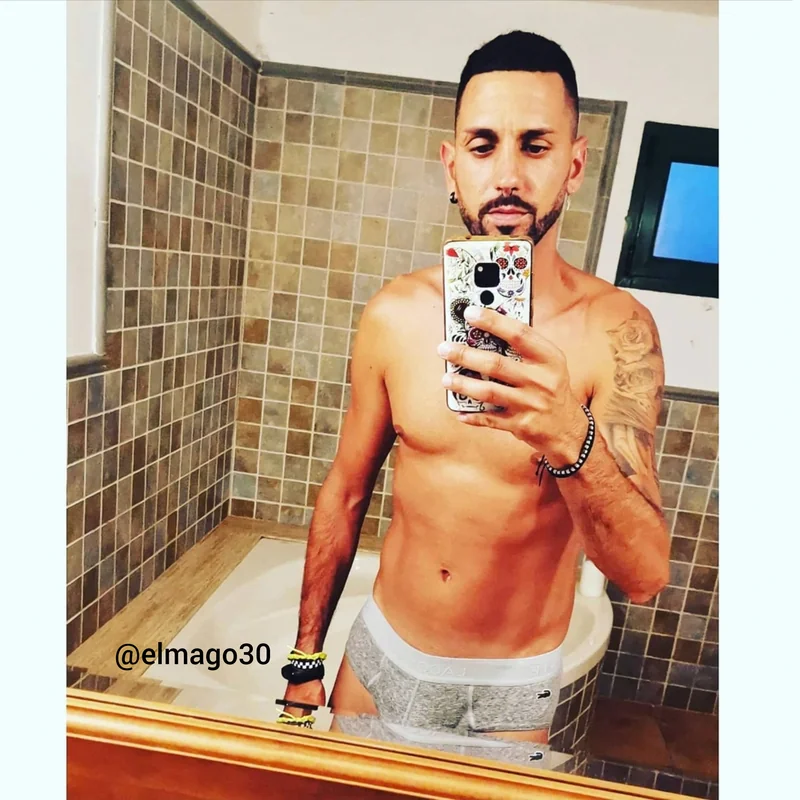 Elmago30 OnlyFans creator with engaging content