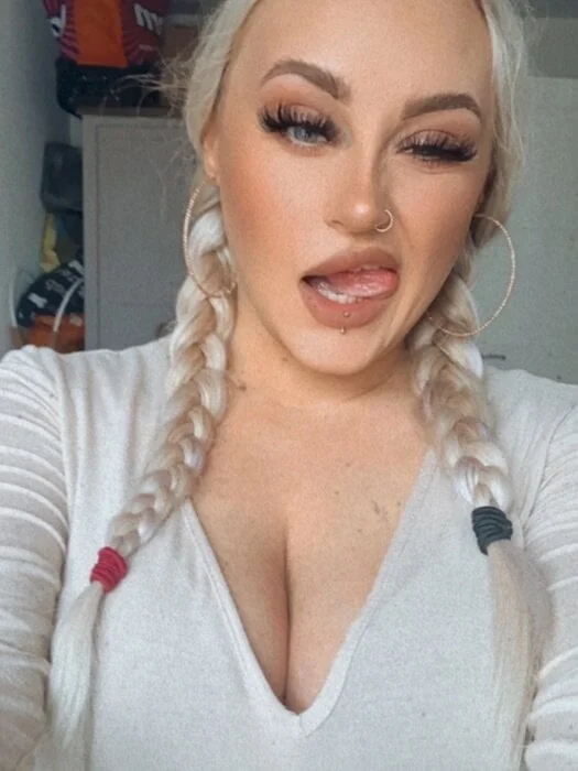 Emilylilyanne OnlyFans Profile Emilylilyanne on OnlyFans British blonde baddie