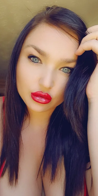 English41302891 OnlyFans glamour model with blue eyes