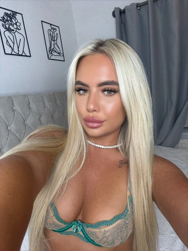 Erinleighxoxo OnlyFans glamorous blonde creator
