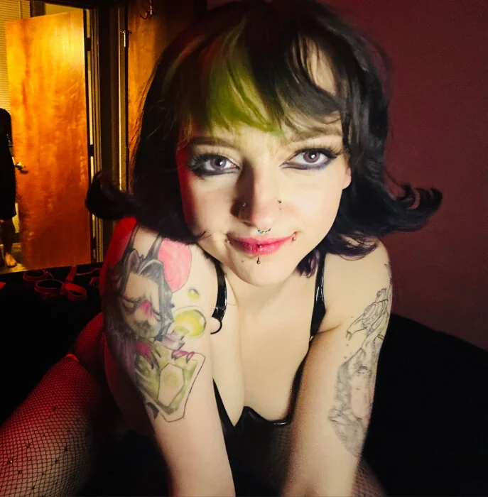 Fawn OnlyFans nerdy horror babe