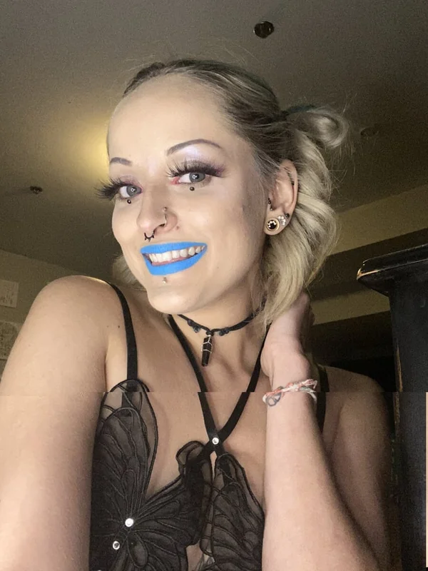 Freakyriss OnlyFans Profile Image Freakyriss OnlyFans Blonde Alternative Creator