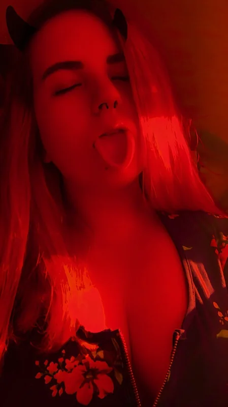 Goth Queen Rose Ur Naughty GF - OnlyFans Creator Profile Picture