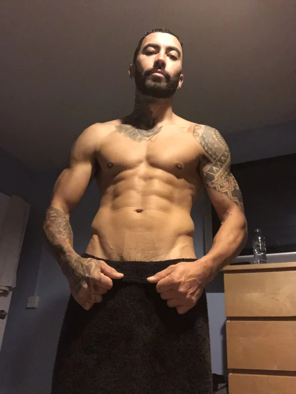 Handsomedannteasing OnlyFans creator with teasing content