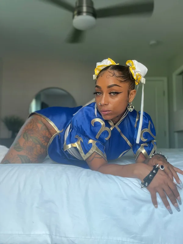 Helloomcfly OnlyFans creator with engaging content