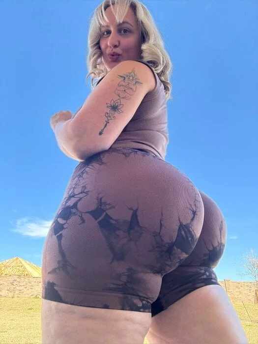 Hollie Berry aka Cake Queen OnlyFans MILF
