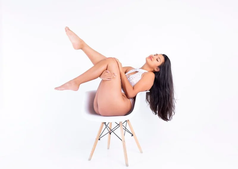 Iris West OnlyFans Profile Iris West OnlyFans curvy creator