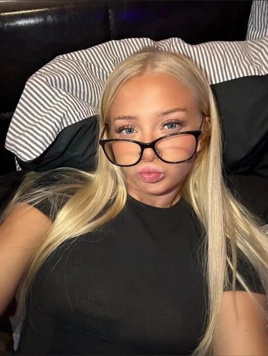 HOLLIE CHAMBERLAIN OnlyFans Profile