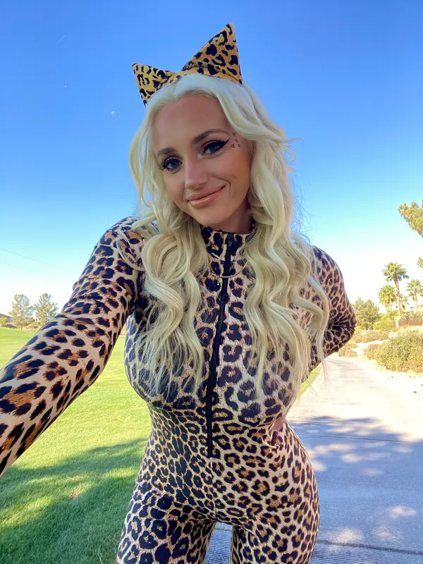 Holly Day - Favorite Cart Girl Next Door Holly Day OnlyFans profile picture - cart girl next door